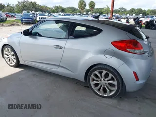 2012 Hyundai Veloster w/Gray Int z VIN KMHTC6ADXCU056898, wystawiony jako IAAI lot #40366687 z przebiegiem 137 161 mil mil oraz . Historia ofert i sprzedaży dostępna na DreamBid. Obrazek 3.