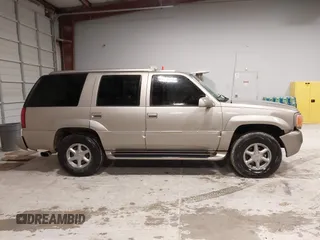 1999 Cadillac Escalade z VIN 1GYEK13RXXR413480, wystawiony jako IAAI lot #41552688 z przebiegiem 214 501 mil mil oraz . Historia ofert i sprzedaży dostępna na DreamBid. Obrazek 13.