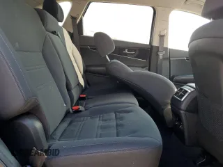 2019 Kia Sorento LX z VIN 5XYPG4A57KG486900, wystawiony jako Copart lot #52674115 z przebiegiem 105 259 mil mil oraz Szkoda całkowita • Salvage title. Historia ofert i sprzedaży dostępna na DreamBid. Obrazek 11.