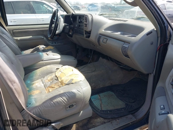 1996 Chevrolet Suburban with VIN 1GNEC16R3TJ375251, listed as a IAAI auction lot 41687460 with 262,907 mi miles. Bid and sale history available at carsss.com. Image 5.