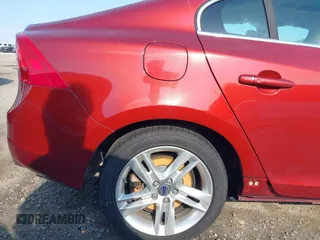 2015 Volvo S60 T5 Drive-E Premier z VIN YV140MFK7F1349445, wystawiony jako IAAI lot #42138682 z przebiegiem 104 111 mil mil oraz . Historia ofert i sprzedaży dostępna na DreamBid. Obrazek 6.