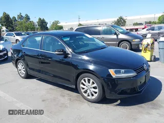 2014 Volkswagen Jetta SE z VIN 3VWD17AJ9EM372677, wystawiony jako IAAI lot #42406449 z przebiegiem 266 331 mil mil oraz . Historia ofert i sprzedaży dostępna na DreamBid. Obrazek 1.