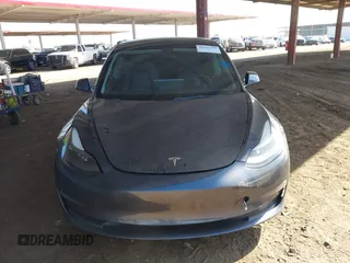 2022 Tesla Model 3 Long Range z VIN 5YJ3E1EB5NF205806, wystawiony jako IAAI lot #42063489 z przebiegiem 63 307 mil mil oraz . Historia ofert i sprzedaży dostępna na DreamBid. Obrazek 12.
