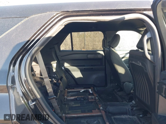 2020 Ford Police Interceptor Utility z VIN 1FM5K8AB5LGD08853, wystawiony jako IAAI lot #41556880 z przebiegiem 90 477 mil mil oraz . Historia ofert i sprzedaży dostępna na DreamBid. Obrazek 8.
