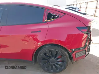2022 Tesla Model Y Performance z VIN 7SAYGDEF0NF518740, wystawiony jako IAAI lot #41785358 z przebiegiem 50 692 mil mil oraz . Historia ofert i sprzedaży dostępna na DreamBid. Obrazek 21.