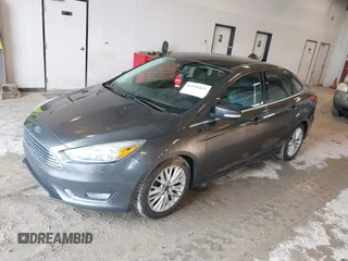 2015 Ford Focus Titanium z VIN 1FADP3J22FL260718, wystawiony jako IAAI lot #42545411 z przebiegiem 83 518 mil mil oraz . Historia ofert i sprzedaży dostępna na DreamBid. Obrazek 2.