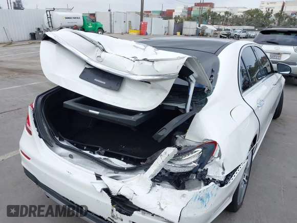 2019 Mercedes-Benz E 300 z VIN WDDZF4JB9KA611936, wystawiony jako IAAI lot #42101144 z przebiegiem 82 805 mil mil oraz . Historia ofert i sprzedaży dostępna na DreamBid. Obrazek 6.
