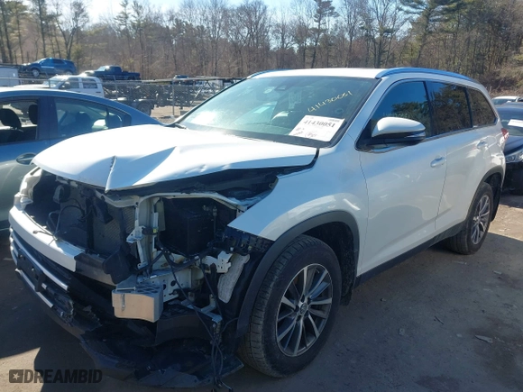 2019 Toyota Highlander SE with VIN 5TDJZRFH1KS922403, listed as a IAAI auction lot 41430051 with 93,767 mi miles. Bid and sale history available at carsss.com. Image 2.