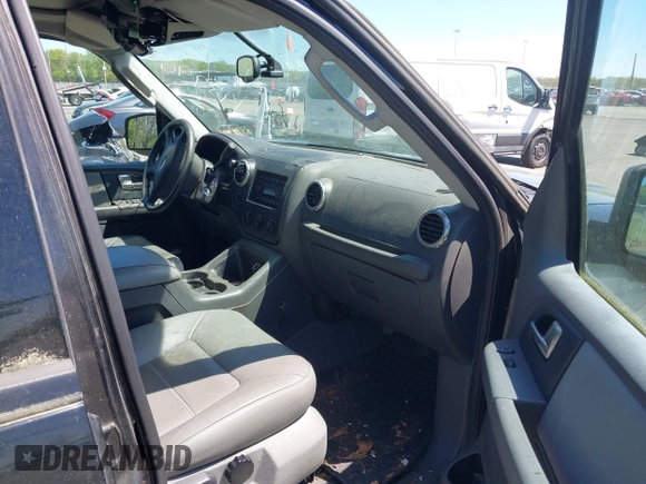 2003 Ford Expedition Special Service z VIN 1FMFU16L13LC24253, wystawiony jako IAAI lot #42148996 z przebiegiem 164 856 mil mil oraz . Historia ofert i sprzedaży dostępna na DreamBid. Obrazek 5.