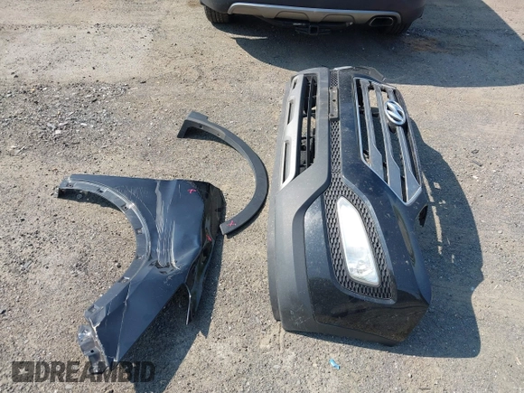 2014 Hyundai Santa Fe with VIN 5XYZUDLB9EG187420, listed as a IAAI auction lot 42369989 with 181,713 mi miles and . Bid and sale history available at DreamBid. Image 12.