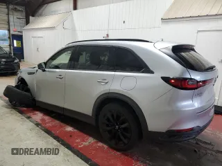 2025 Mazda CX-90 Premium Sport z VIN JM3KKCHD8S1223029, wystawiony jako Copart lot #57790265 z przebiegiem 3817 mil mil oraz Tytuł czysty. Historia ofert i sprzedaży dostępna na DreamBid. Obrazek 2.