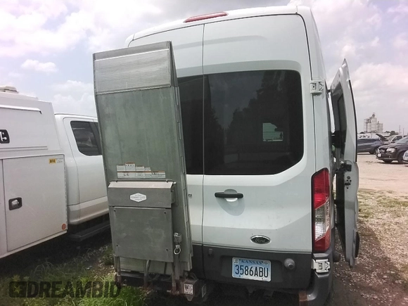 2017 Ford Transit z VIN 1FTYR2XM5HKB18929, wystawiony jako IAAI lot #42677710 z przebiegiem 133 539 mil mil oraz . Historia ofert i sprzedaży dostępna na DreamBid. Obrazek 15.