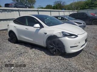 2024 Tesla Model Y Long Range z VIN 7SAYGAEE8RF211702, wystawiony jako Copart lot #58569035 z przebiegiem 8 797 mil mil oraz Szkoda całkowita • Salvage title. Historia ofert i sprzedaży dostępna na DreamBid. Obrazek 4.