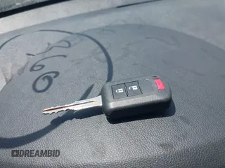 2022 Mitsubishi Outlander ES z VIN JA4ARUAU2NU019775, wystawiony jako IAAI lot #42187972 z przebiegiem 27 639 mil mil oraz . Historia ofert i sprzedaży dostępna na DreamBid. Obrazek 11.