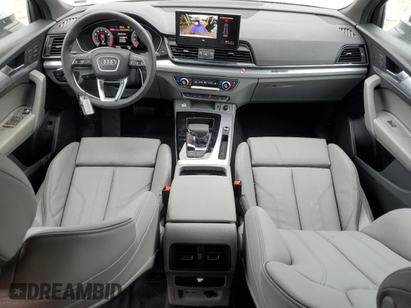 2025 Audi Q5 S line Premium z VIN WA1GAAFY1S2020208, wystawiony jako Copart lot #43335675 z przebiegiem 6319 mil mil oraz Tytuł czysty. Historia ofert i sprzedaży dostępna na DreamBid. Obrazek 8.