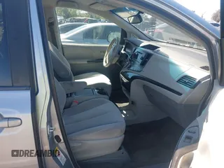 2014 Toyota Sienna LE AAS z VIN 5TDKK3DC9ES453868, wystawiony jako IAAI lot #41816259 z przebiegiem 169 468 mil mil oraz . Historia ofert i sprzedaży dostępna na DreamBid. Obrazek 5.