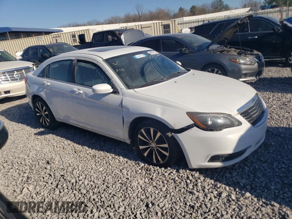 2013 Chrysler 200 Touring z VIN 1C3CCBBG8DN716555, wystawiony jako Copart lot #48287105 z przebiegiem 132 807 mil mil oraz Czysty tytuł • Clean title. Historia ofert i sprzedaży dostępna na DreamBid. Obrazek 4.