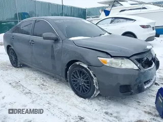 2011 Toyota Camry LE z VIN 4T4BF3EK4BR105642, wystawiony jako IAAI lot #41621370 z przebiegiem 141 359 mil mil oraz . Historia ofert i sprzedaży dostępna na DreamBid. Obrazek 1.