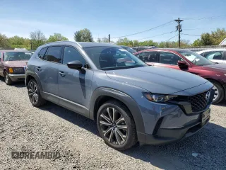 2025 Mazda CX-50 S Premium Plus z VIN 7MMVABEM9SN350176, wystawiony jako Copart lot #55303885 z przebiegiem 924 mil mil oraz Nie do naprawy. Historia ofert i sprzedaży dostępna na DreamBid. Obrazek 4.