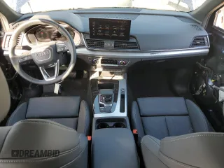 2025 Audi Q5 S line Premium z VIN WA1GAAFY3S2015351, wystawiony jako Copart lot #49959865 z przebiegiem 1249 mil mil oraz Szkody całkowita. Historia ofert i sprzedaży dostępna na DreamBid. Obrazek 8.