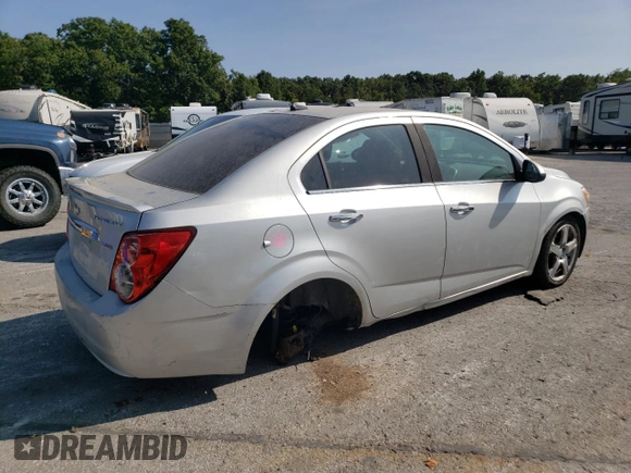 2014 Chevrolet Sonic LTZ z VIN 1G1JE5SB6E4215697, wystawiony jako Copart lot #70820024 z przebiegiem 166 414 mil mil oraz Szkoda całkowita • Salvage title. Historia ofert i sprzedaży dostępna na DreamBid. Obrazek 3.