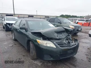 2011 Toyota Camry LE z VIN 4T4BF3EK1BR151185, wystawiony jako IAAI lot #42199610 z przebiegiem 232 876 mil mil oraz . Historia ofert i sprzedaży dostępna na DreamBid. Obrazek 1.