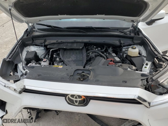 2024 Toyota Grand Highlander XLE with VIN 5TDAAAA57RS014294, listed as a Copart auction lot 88875235 with 10,706 mi miles and Non Repairable. Bid and sale history available at carsss.com. Image 12.