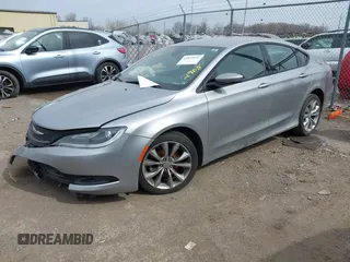 2015 Chrysler 200 S z VIN 1C3CCCBB9FN702905, wystawiony jako IAAI lot #41825157 z przebiegiem 96 642 mil mil oraz . Historia ofert i sprzedaży dostępna na DreamBid. Obrazek 2.