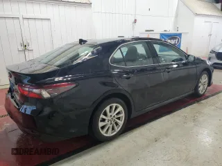 2024 Toyota Camry LE z VIN 4T1C11AK7RU221810, wystawiony jako Copart lot #57886175 z przebiegiem 31 492 mil mil oraz Czysty tytuł • Clean title. Historia ofert i sprzedaży dostępna na DreamBid. Obrazek 3.