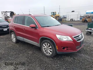 2011 Volkswagen Tiguan SEL w/Premium Navi z VIN WVGAV7AXXBW000903, wystawiony jako IAAI lot #40965481 z przebiegiem 107 918 mil mil oraz . Historia ofert i sprzedaży dostępna na DreamBid. Obrazek 1.
