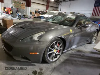 2010 Ferrari California z VIN ZFF65LJA8A0168430, wystawiony jako Copart lot #50759965 z przebiegiem 26 006 mil mil oraz Szkody całkowita. Historia ofert i sprzedaży dostępna na DreamBid. Obrazek 1.