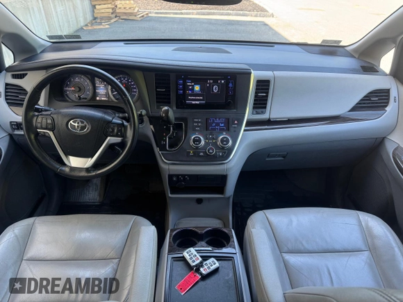 2015 Toyota Sienna Limited z VIN 5TDDK3DC8FS124511, wystawiony jako Copart lot #62570905 z przebiegiem 188 920 mil mil oraz Czysty tytuł • Clean title. Historia ofert i sprzedaży dostępna na DreamBid. Obrazek 9.