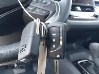 2025 Toyota Corolla LE z VIN 5YFB4MDE5SP264382, wystawiony jako IAAI lot #41937142 z przebiegiem 1 241 mil mil oraz . Historia ofert i sprzedaży dostępna na DreamBid. Obrazek 11.