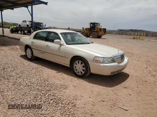 2003 Lincoln Town Car Cartier z VIN 1LNHM83WX3Y625786, wystawiony jako Copart lot #57758395 z przebiegiem 132 988 mil mil oraz Szkoda całkowita • Salvage title. Historia ofert i sprzedaży dostępna na DreamBid. Obrazek 4.