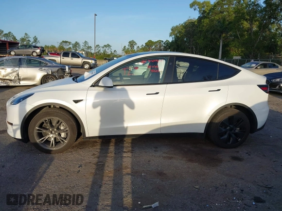 2024 Tesla Model Y Long Range z VIN 7SAYGDEE9RA291266, wystawiony jako IAAI lot #41956682 z przebiegiem 17 066 mil mil oraz . Historia ofert i sprzedaży dostępna na DreamBid. Obrazek 14.