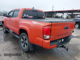 2017 Toyota Tacoma SR5 z VIN 5TFAZ5CN3HX050456, wystawiony jako IAAI lot #41919025 z przebiegiem 131 562 mil mil oraz . Historia ofert i sprzedaży dostępna na DreamBid. Obrazek 3.