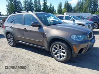 2012 BMW X5 35i z VIN 5UXZV4C5XCL767945, wystawiony jako IAAI lot #42384907 z przebiegiem 99 158 mil mil oraz . Historia ofert i sprzedaży dostępna na DreamBid. Obrazek 1.