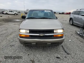 2001 Chevrolet S-10 LS with VIN 1GCCS19511K102618, listed as a Copart auction lot 42387565 with 201,606 mi miles and Salvage Title. Bid and sale history available at DreamBid. Image 5.