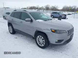 2019 Jeep Cherokee Latitude z VIN 1C4PJMCB3KD449524, wystawiony jako IAAI lot #41259512 z przebiegiem 128 534 mil mil oraz . Historia ofert i sprzedaży dostępna na DreamBid. Obrazek 1.