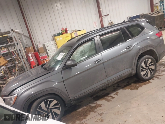 2024 Volkswagen Atlas SE with VIN 1V2KR2CA4RC559169, listed as a IAAI auction lot 41572821 with 25,998 mi miles and . Bid and sale history available at DreamBid. Image 2.