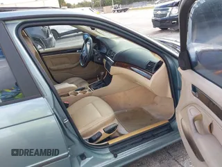 2005 BMW 3 Series 325i with VIN WBAEV33415KW16936, listed as a IAAI auction lot 41094134 with 208,794 mi miles. Bid and sale history available at carsss.com. Image 5.