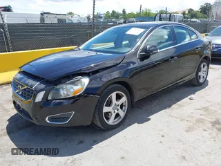 2013 Volvo S60 T5 Premier z VIN YV1612FS4D2190479, wystawiony jako IAAI lot #42244633 z przebiegiem 104 927 mil mil oraz . Historia ofert i sprzedaży dostępna na DreamBid. Obrazek 2.