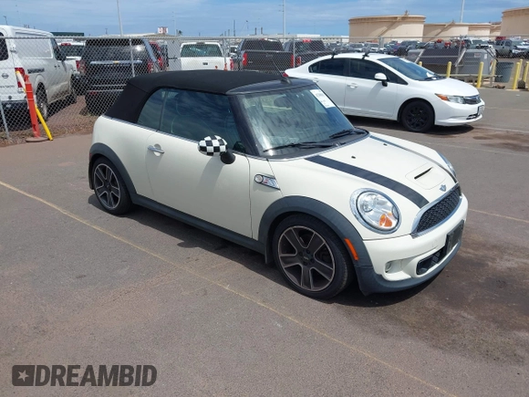 2011 MINI Convertible S z VIN WMWZP3C54BTX84385, wystawiony jako IAAI lot #42388603 z przebiegiem 103 336 mil mil oraz . Historia ofert i sprzedaży dostępna na DreamBid. Obrazek 1.
