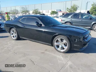 2013 Dodge Challenger SXT z VIN 2C3CDYAG7DH501243, wystawiony jako IAAI lot #42272282 z przebiegiem 65 245 mil mil oraz . Historia ofert i sprzedaży dostępna na DreamBid. Obrazek 1.