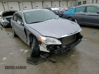 2013 Chrysler 200 Touring z VIN 1C3CCBBB2DN688904, wystawiony jako Copart lot #44463585 z przebiegiem 123 940 mil mil oraz Szkoda całkowita • Salvage title. Historia ofert i sprzedaży dostępna na DreamBid. Obrazek 10.