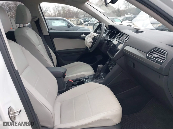 2020 Volkswagen Tiguan SE with VIN 3VV2B7AX0LM075033, listed as a IAAI auction lot 41310056 with 82,548 mi miles. Bid and sale history available at carsss.com. Image 5.