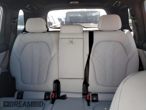 2023 BMW X7 M60i z VIN 5UX33EM07P9P54139, wystawiony jako Copart lot #74120224 z przebiegiem Nie podano mil oraz Szkoda całkowita • Salvage title. Historia ofert i sprzedaży dostępna na DreamBid. Obrazek 10.