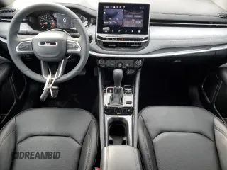 2024 Jeep Compass Latitude Lux z VIN 3C4NJDFN1RT130236, wystawiony jako Copart lot #51159065 z przebiegiem 9 678 mil mil oraz Szkoda całkowita • Salvage title. Historia ofert i sprzedaży dostępna na DreamBid. Obrazek 8.