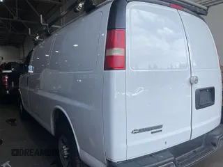 2015 Chevrolet Express Cargo z VIN 1GCZGTCG8F1152043, wystawiony jako IAAI lot #42889455 z przebiegiem 91 058 mil mil oraz . Historia ofert i sprzedaży dostępna na DreamBid. Obrazek 25.