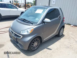 2013 Smart fortwo Pure z VIN WMEEJ3BA4DK611770, wystawiony jako IAAI lot #42432474 z przebiegiem 75 239 mil mil oraz . Historia ofert i sprzedaży dostępna na DreamBid. Obrazek 2.